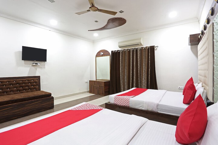 OYO 39932 Sibbal Farms Raipur