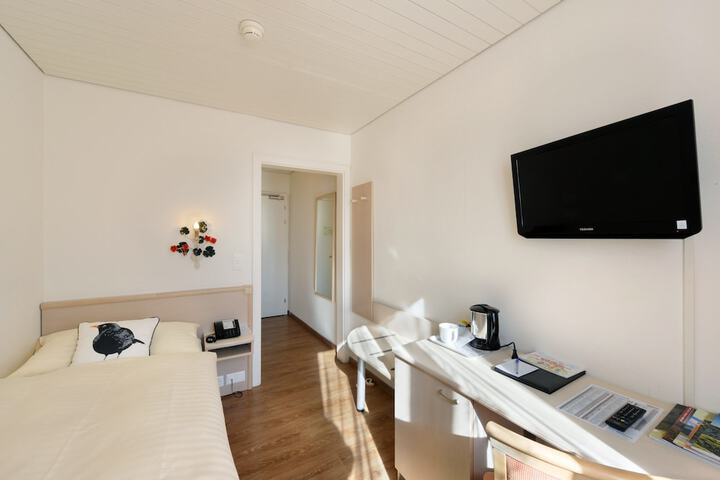Room 3 of 37