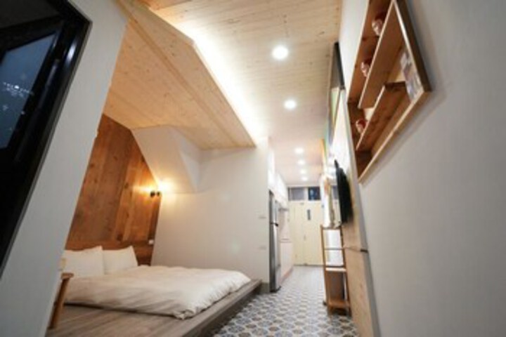 Room 8 of 11