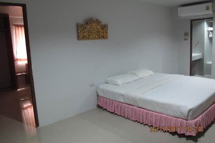 Room 9 of 32