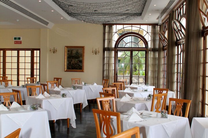 Dining 40 of 85