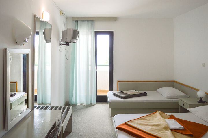 Room 3 of 44