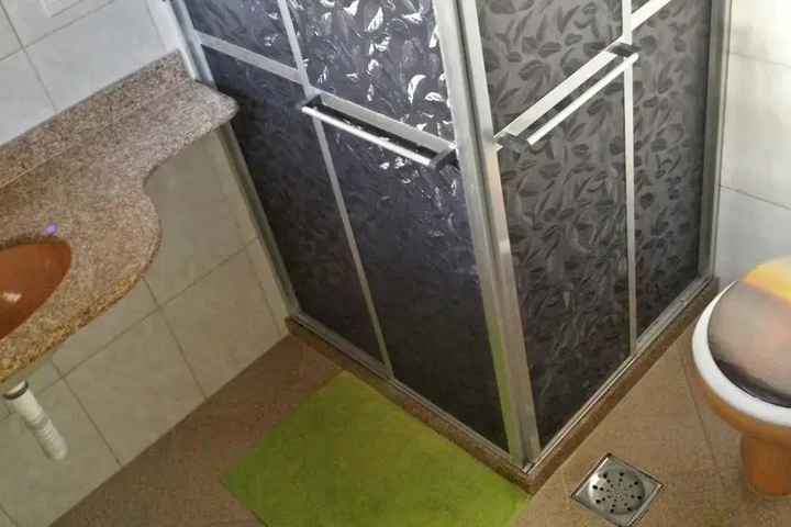 Room 5 of 10