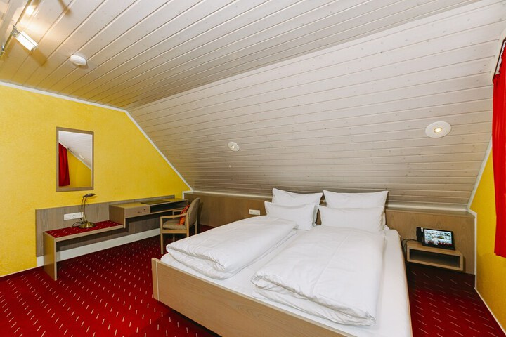 Room 6 of 28