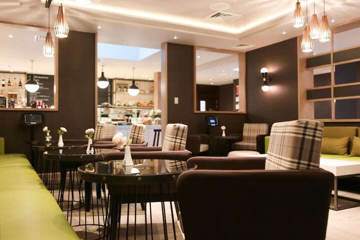 Lounge 18 of 19