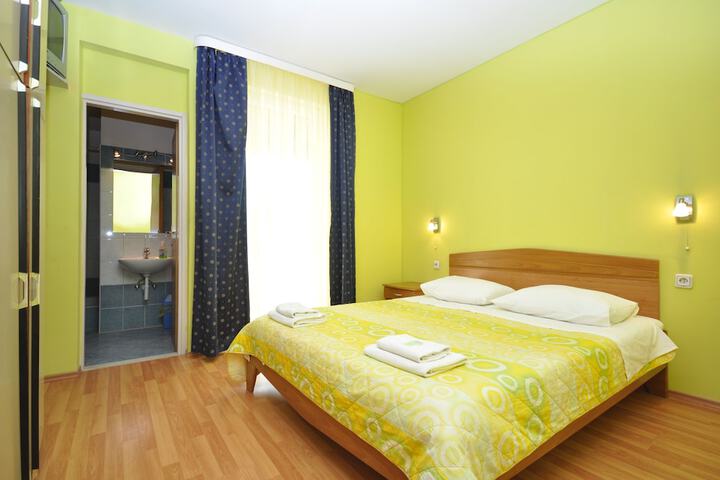 Room 12 of 46