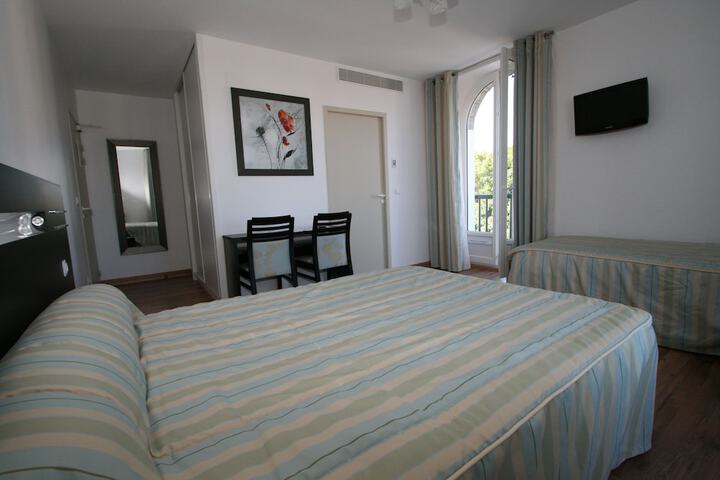 Room 4 of 10