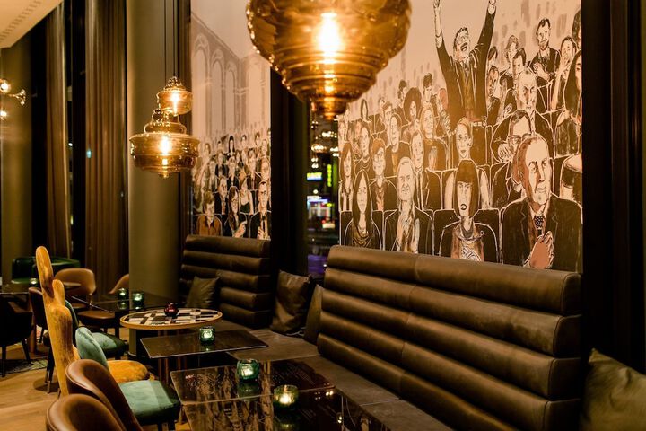 Lounge 49 of 72