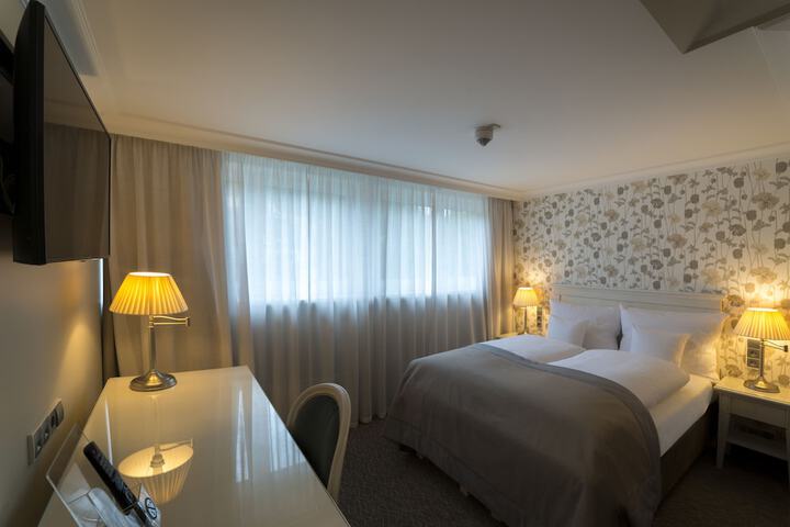 Room 6 of 42