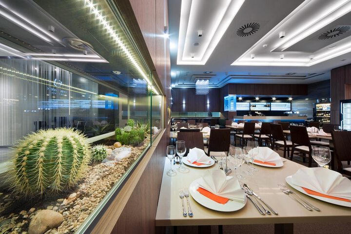 Dining 33 of 47