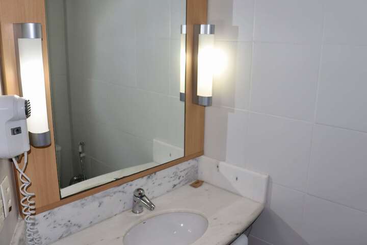 Room 5 of 62