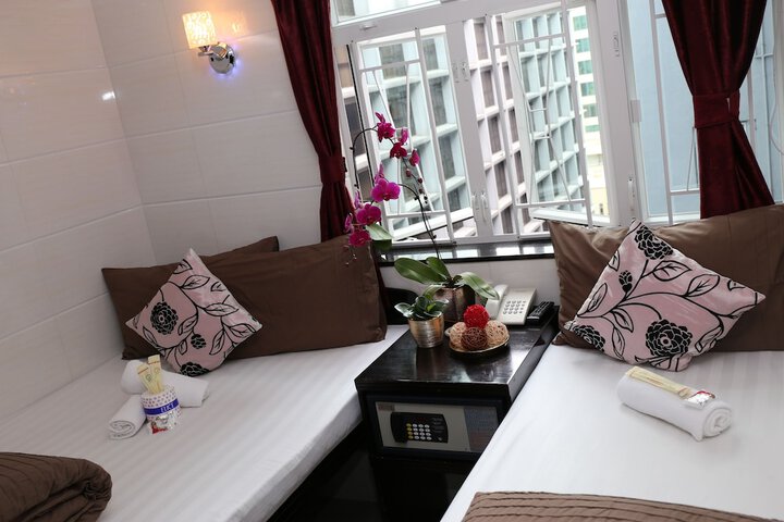 Room 42 of 100