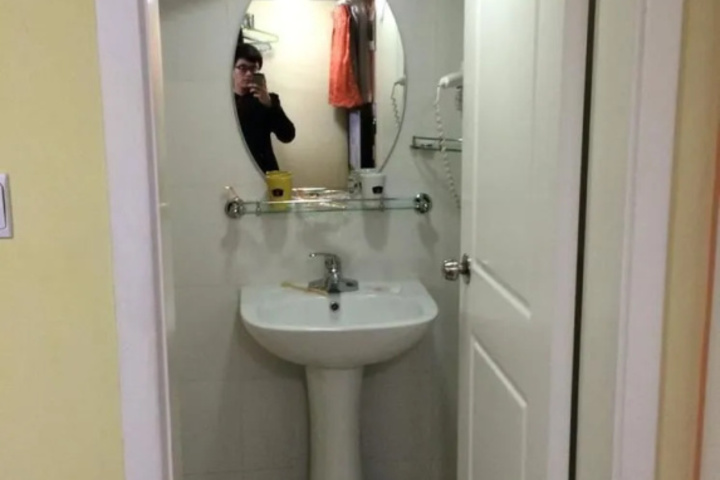 Room 9 of 10