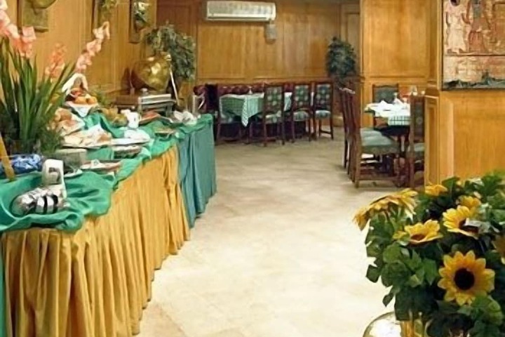 Dining 15 of 16