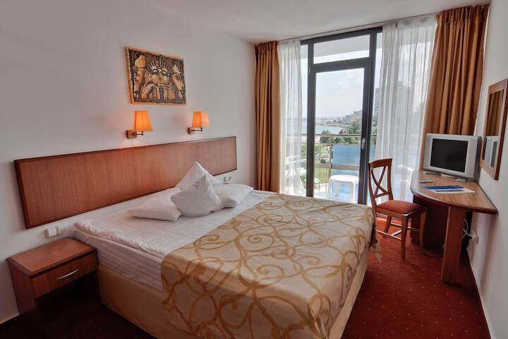Room 4 of 34