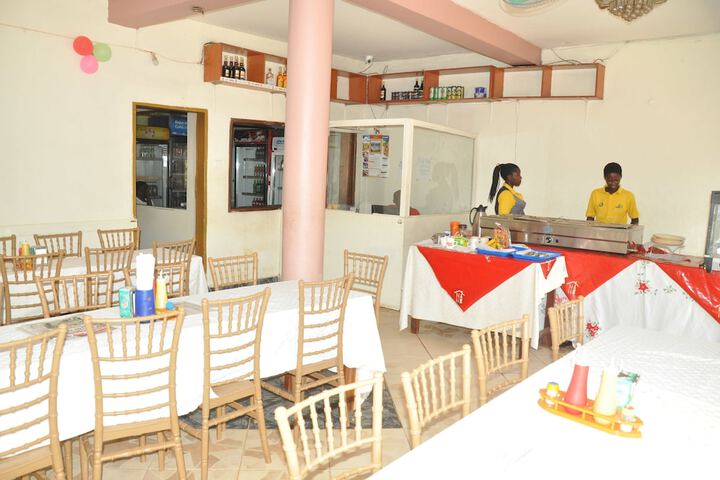 Dining 16 of 19