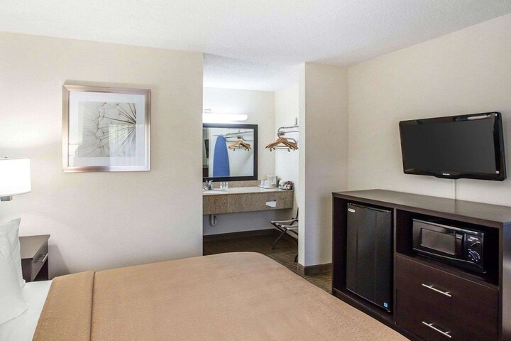 1 Queen Bed (3 of 5)