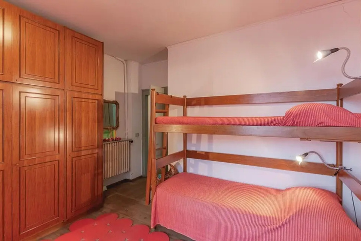 Room 2 of 9