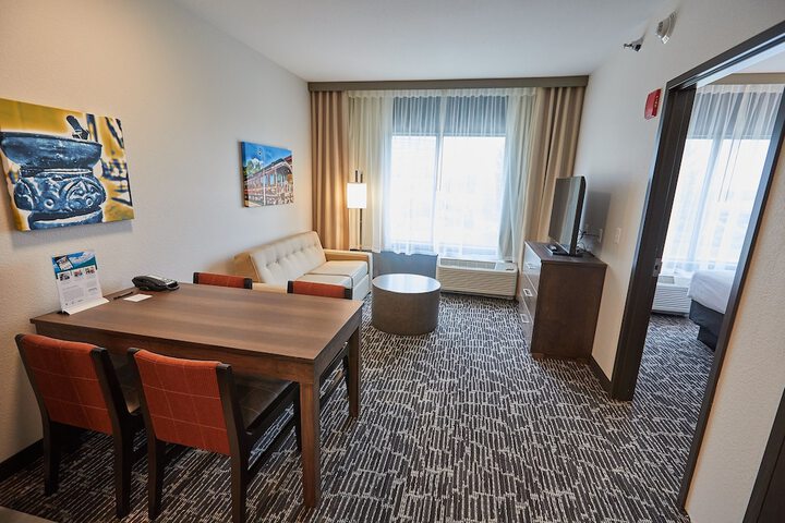 Business Studio Kingbed (3 of 12)