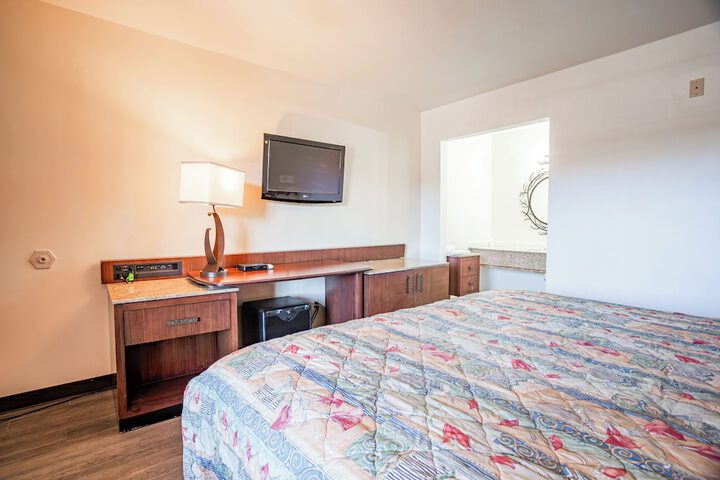1 King Bed (7 of 17)