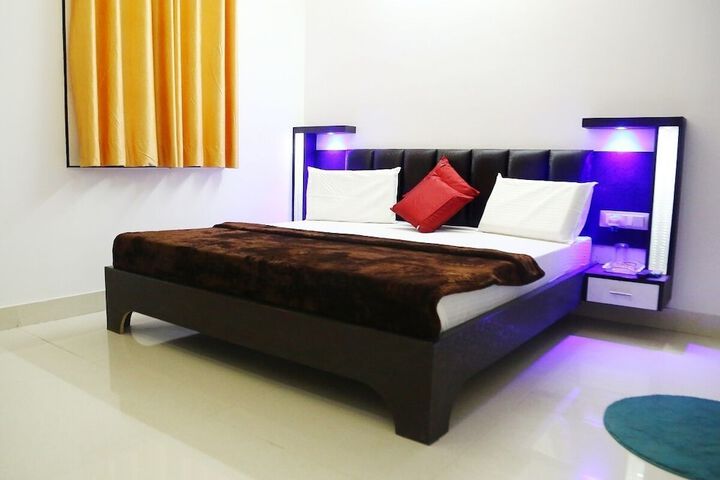 Room 9 of 16