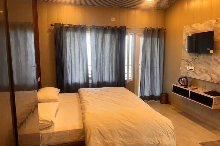Room 33 of 64