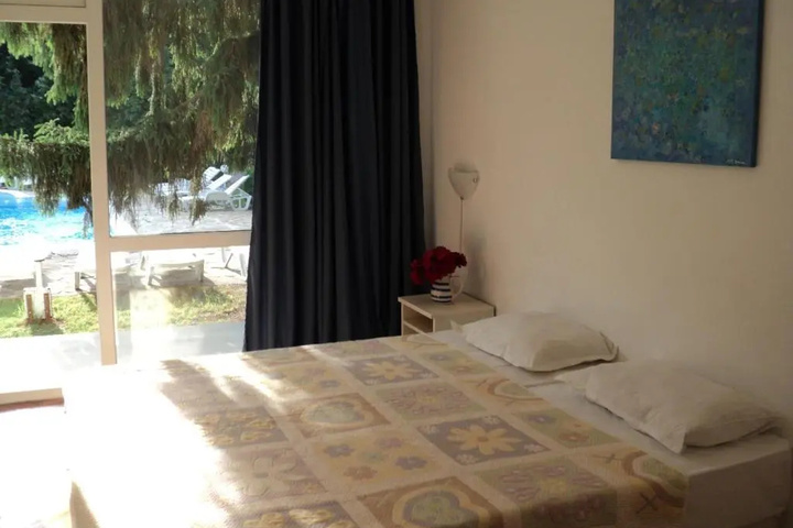 Room 2 of 10