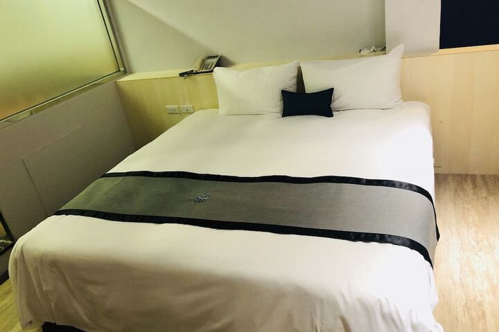Room 4 of 33