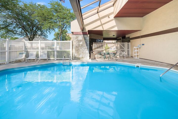 Indoor/outdoor pool