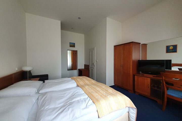 Room 51 of 324