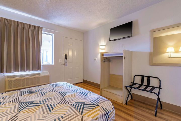 1 Queen Bed (4 of 11)