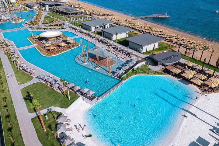 Swim-up bar