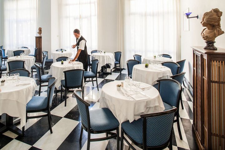 Dining 11 of 20