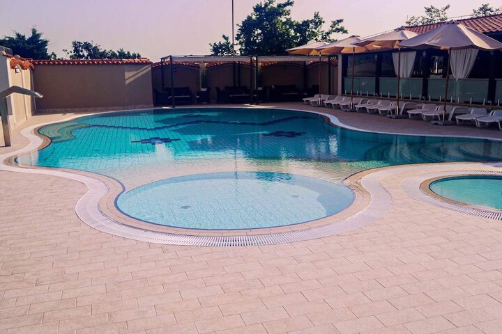 Pool 15 of 40