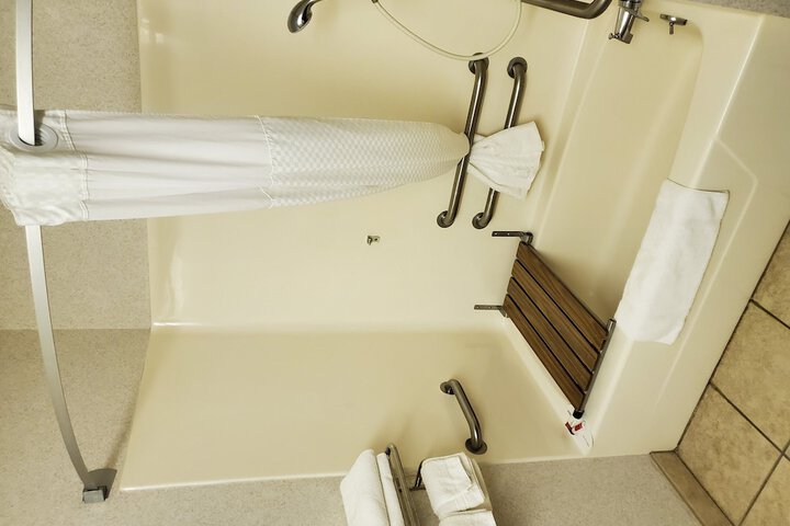 1 Queen Bed (15 of 19)