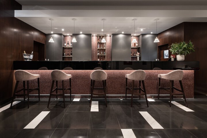 Lounge 55 of 74