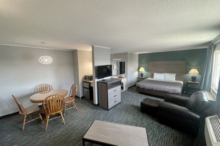 1 King Bed (2 of 16)