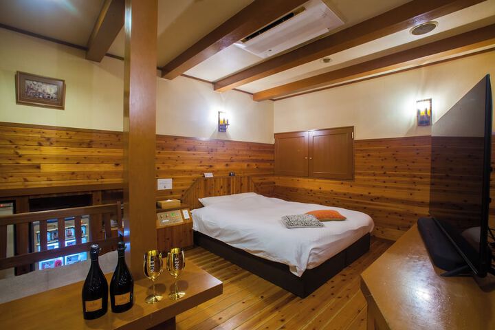 Room 2 of 3