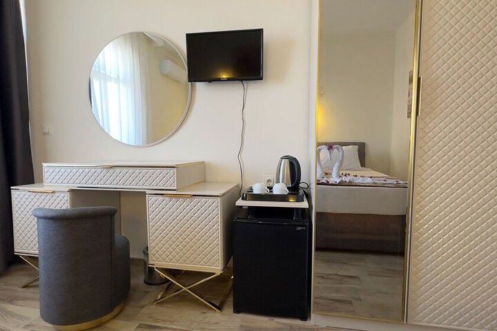 Room 10 of 27