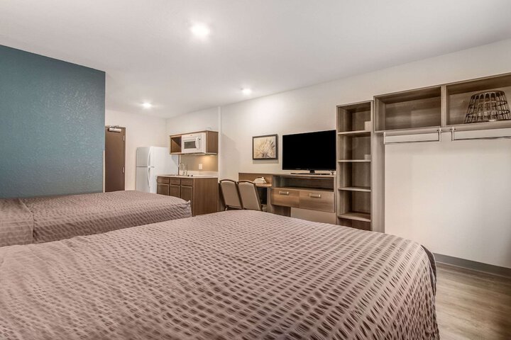Double Accessible Queen Size Bed (5 of 11)