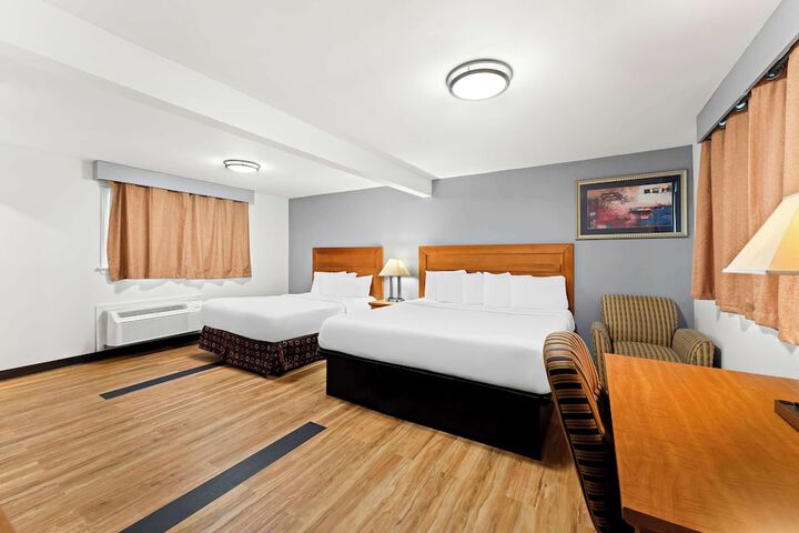 1 Queen Bed (3 of 13)