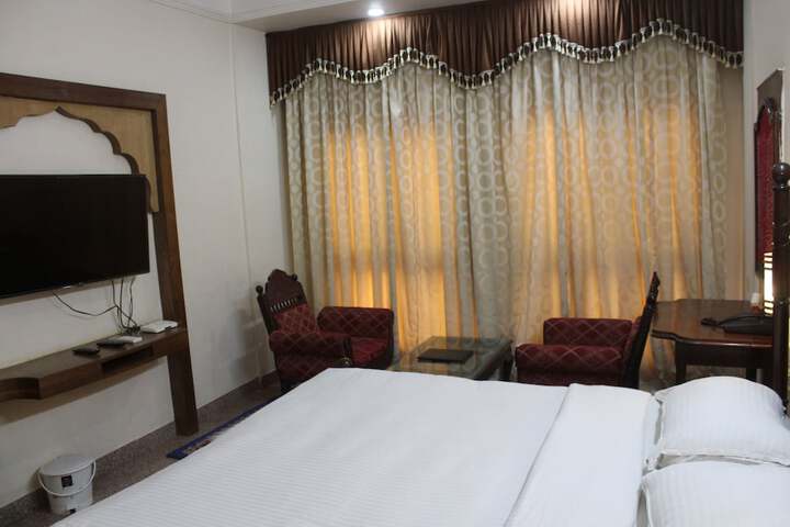 Room 6 of 18