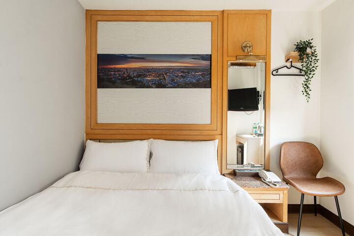 Room 13 of 37