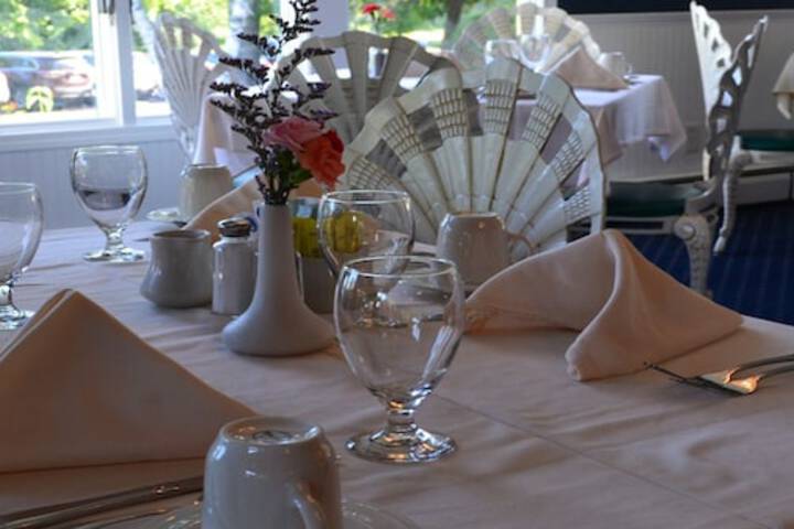 Dining 32 of 53