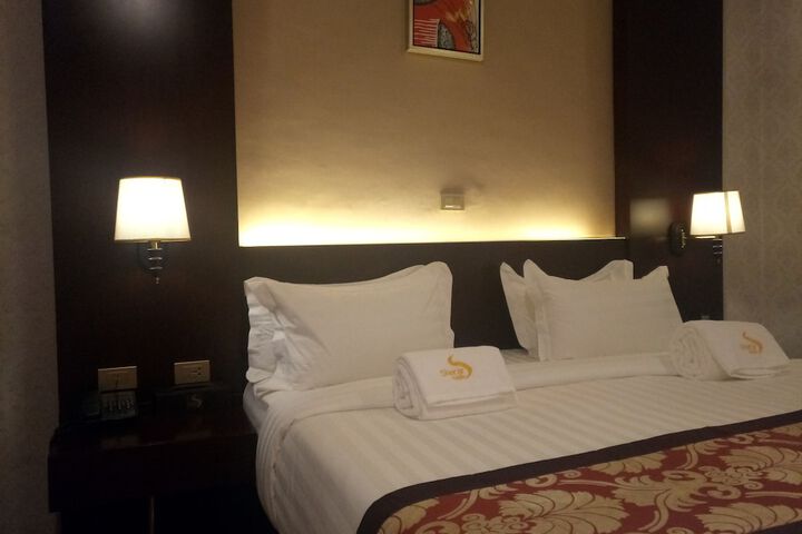 Room 9 of 34