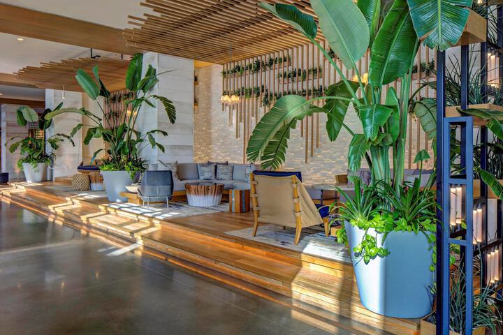 Lobby lounge