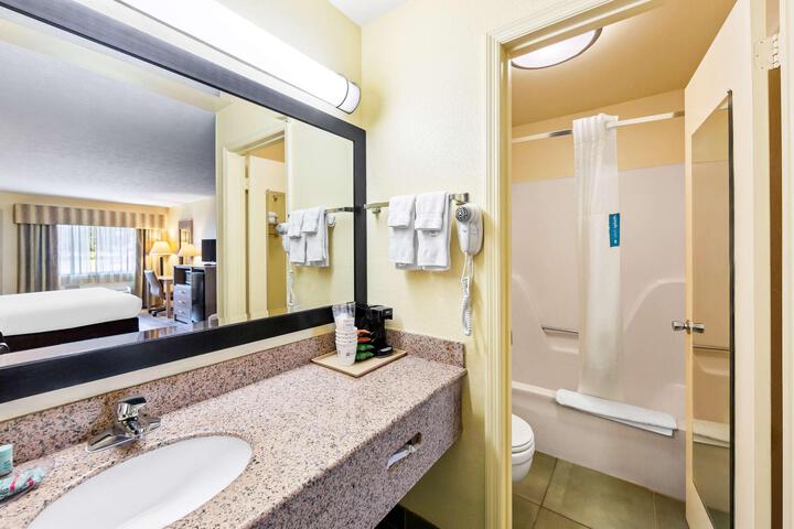 1 King Bed Microwave, Refrigerator WiFi Full Breakfast (4 of 18)