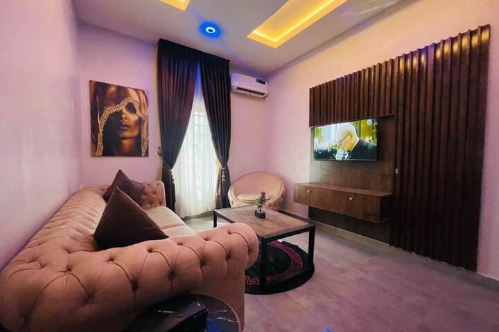 Room 6 of 12