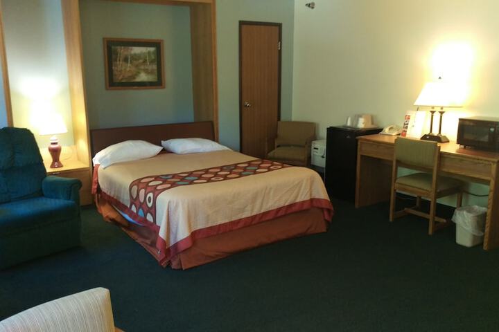 1 Queen Bed Accessible Room (12 of 25)