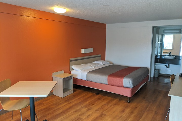 1 King Bed (11 of 14)